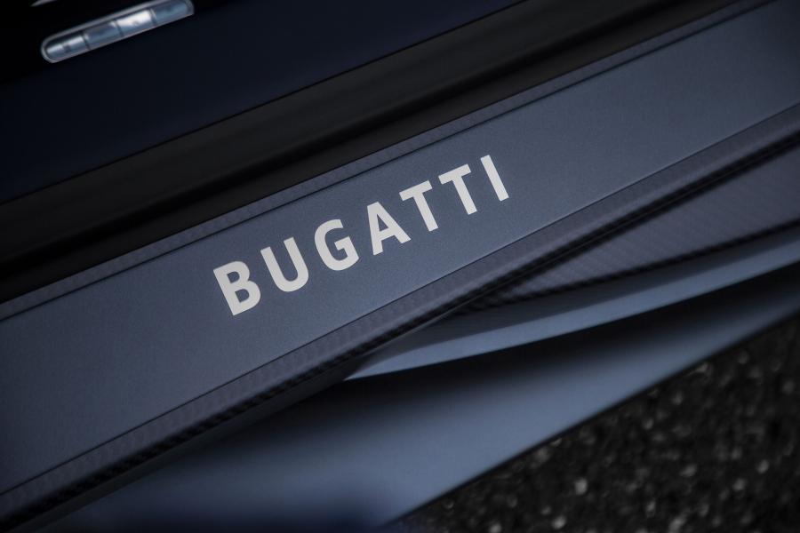 Логотип Bugatti Chiron Sport 110 ans Bugatti 2019 года  (фото 27 из 33)